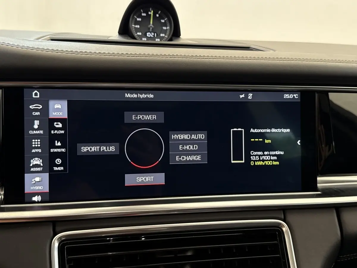 Écran tactile central affichant les modes hybrides de la Porsche Panamera 4 E-Hybrid Sport Turismo, intérieur noir.