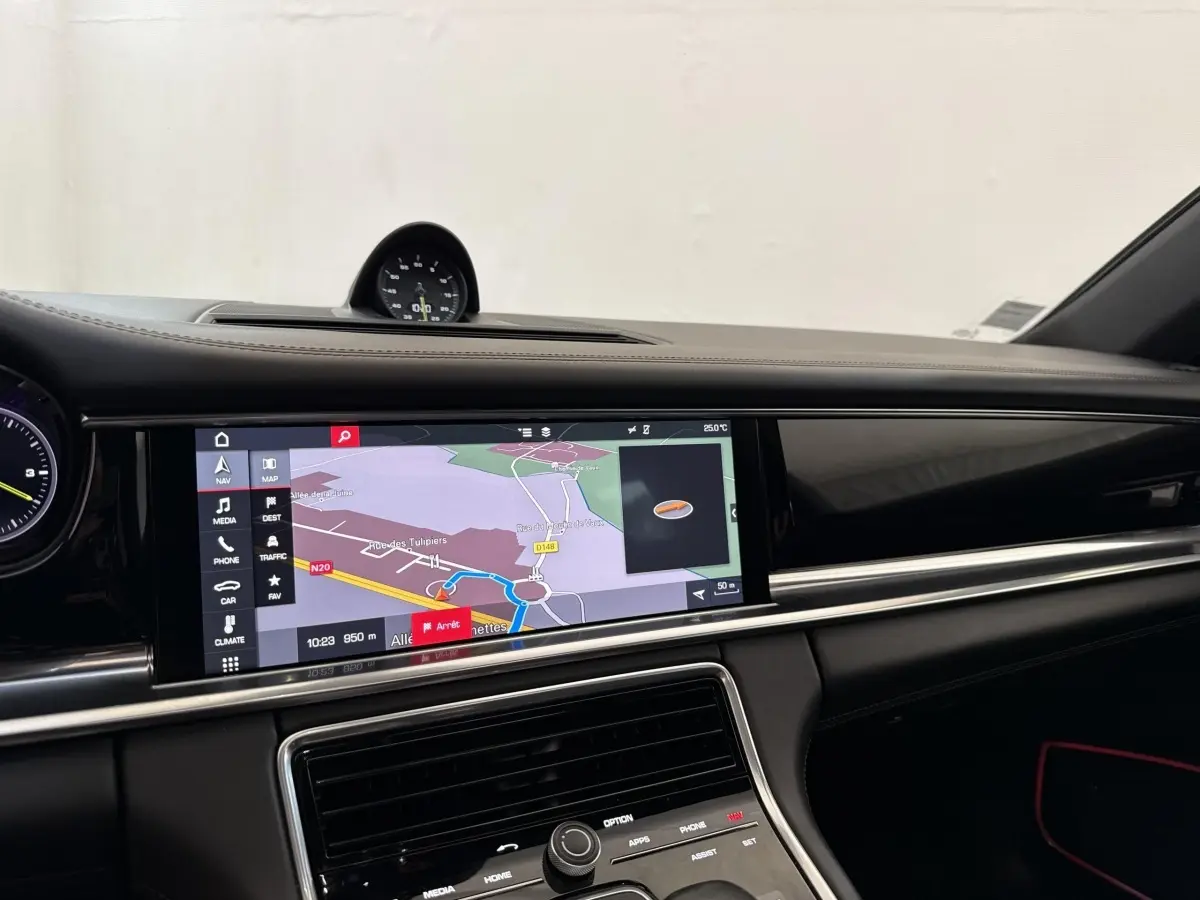 Vue intérieure du tableau de bord de la Porsche Panamera 4 E-Hybrid Sport Turismo 2018 avec écran tactile de navigation 12 pouces.