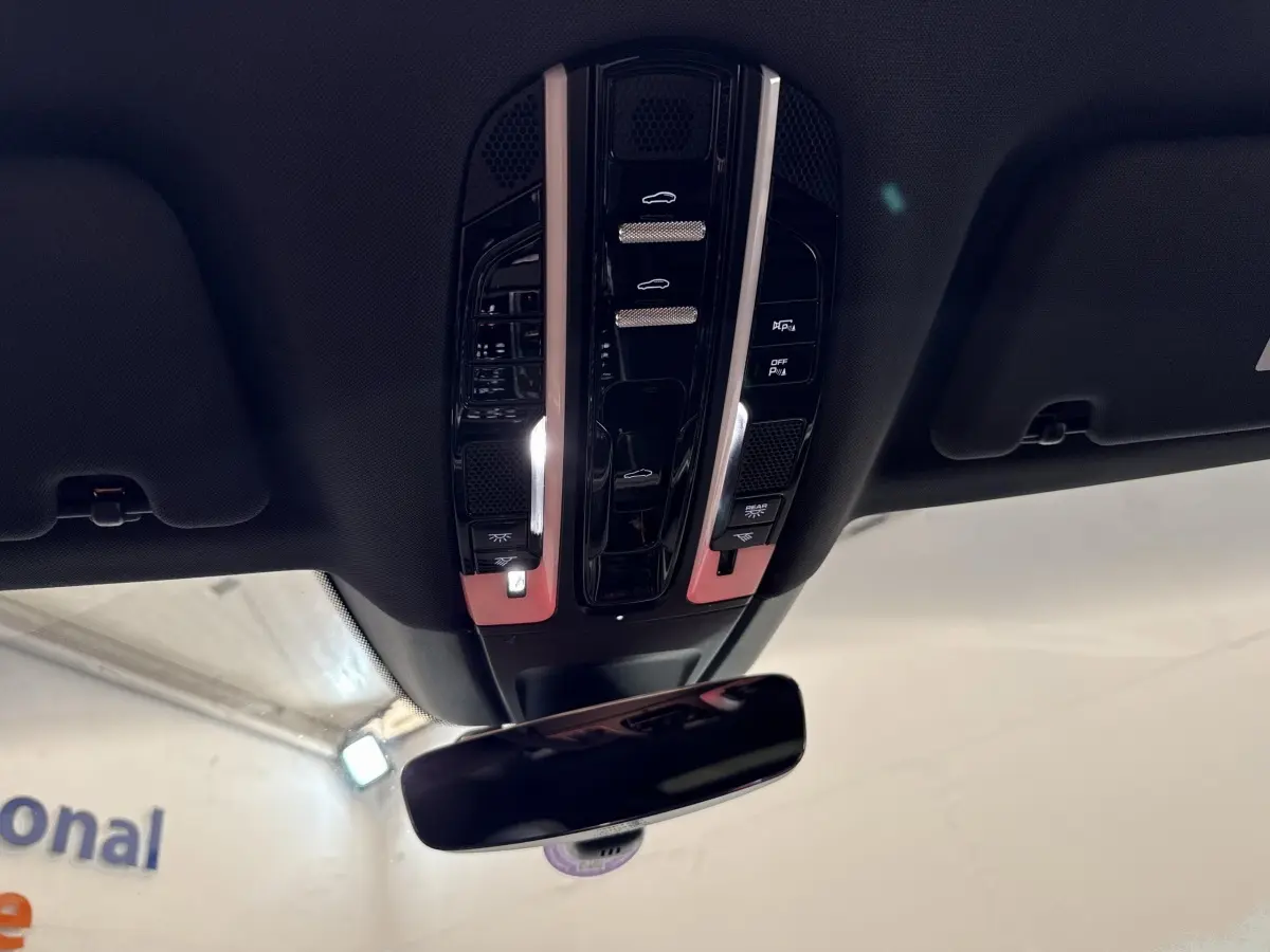 Vue intérieure en plongée du panneau de commandes au plafond et du rétroviseur noir de la Porsche Panamera 4 E-Hybrid Sport Turismo 2018.