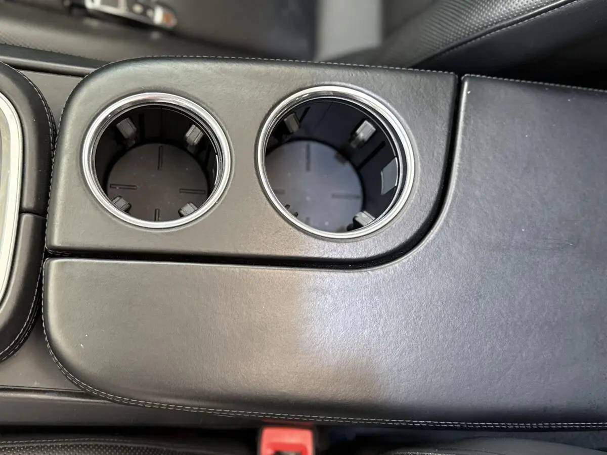 Gros plan sur les porte-gobelets en cuir noir de la console centrale de la Porsche Panamera 4 E-Hybrid Sport Turismo 2018.