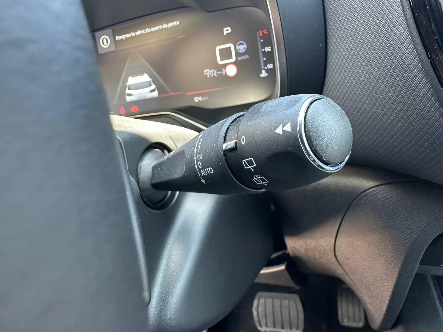 Gros plan sur la commande d’essuie-glace à gauche du volant dans l’habitacle du Citroën C5 Aircross 2025.