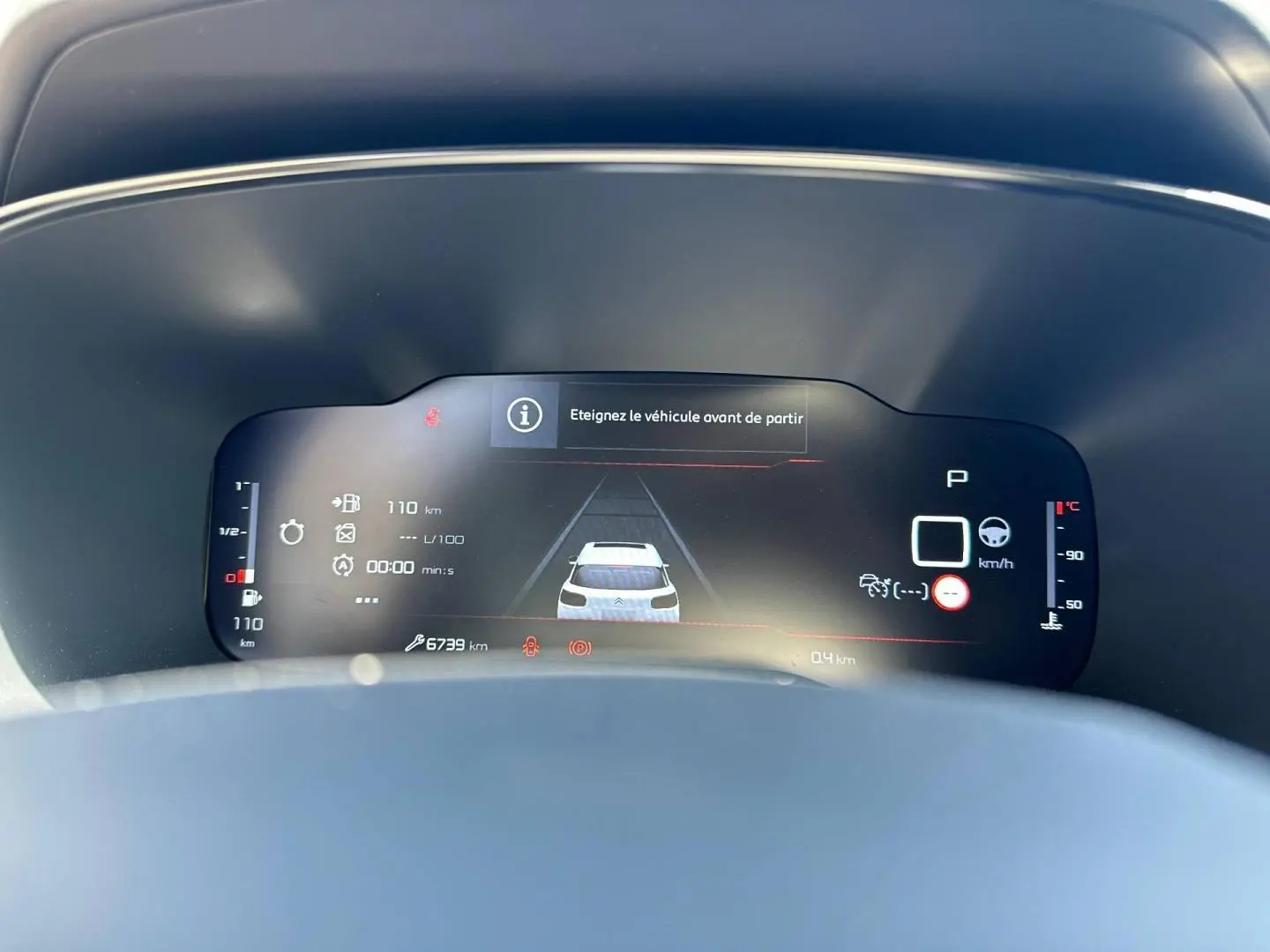Vue du tableau de bord numérique du Citroën C5 Aircross 2025, affichage en mode stationnement avec alertes visibles.
