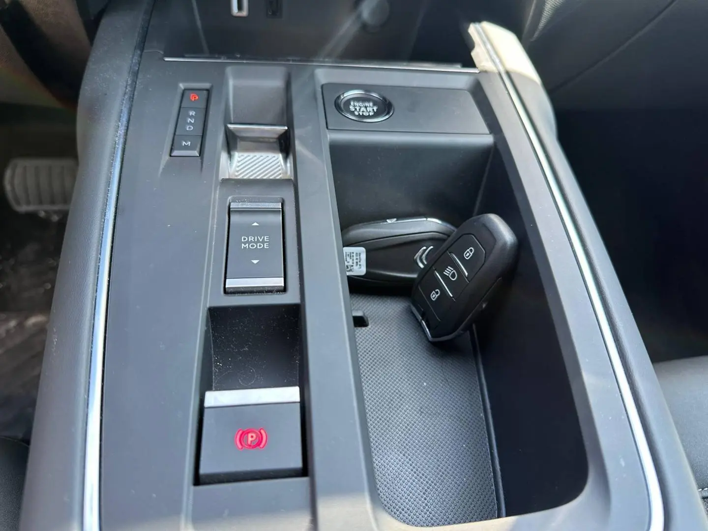 Vue rapprochée de la console centrale grise du Citroën C5 Aircross 2025 avec clés et commandes de boîte automatique.