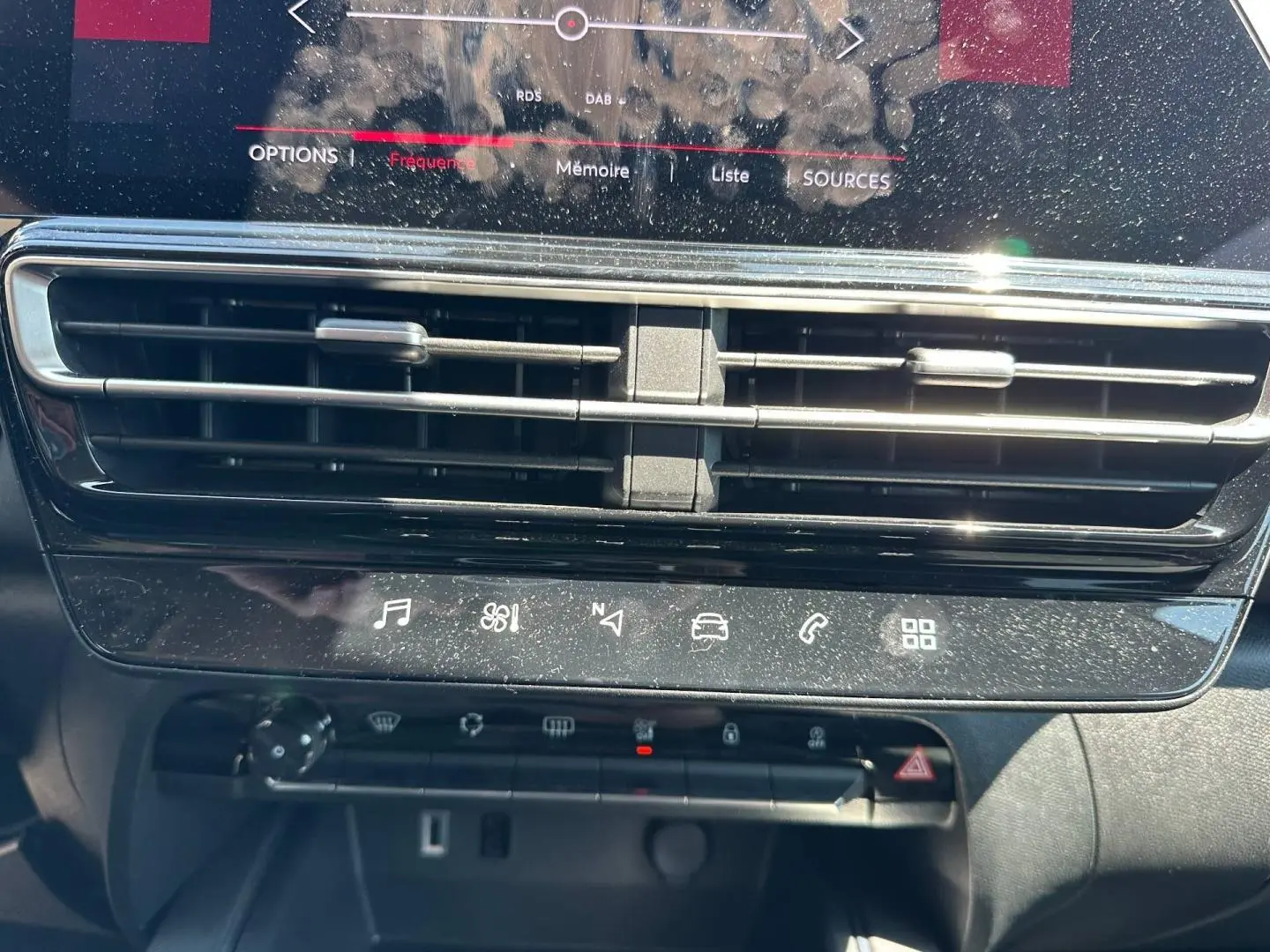 Vue rapprochée de la console centrale avec écran tactile et aérateurs du Citroën C5 Aircross gris Platinium.