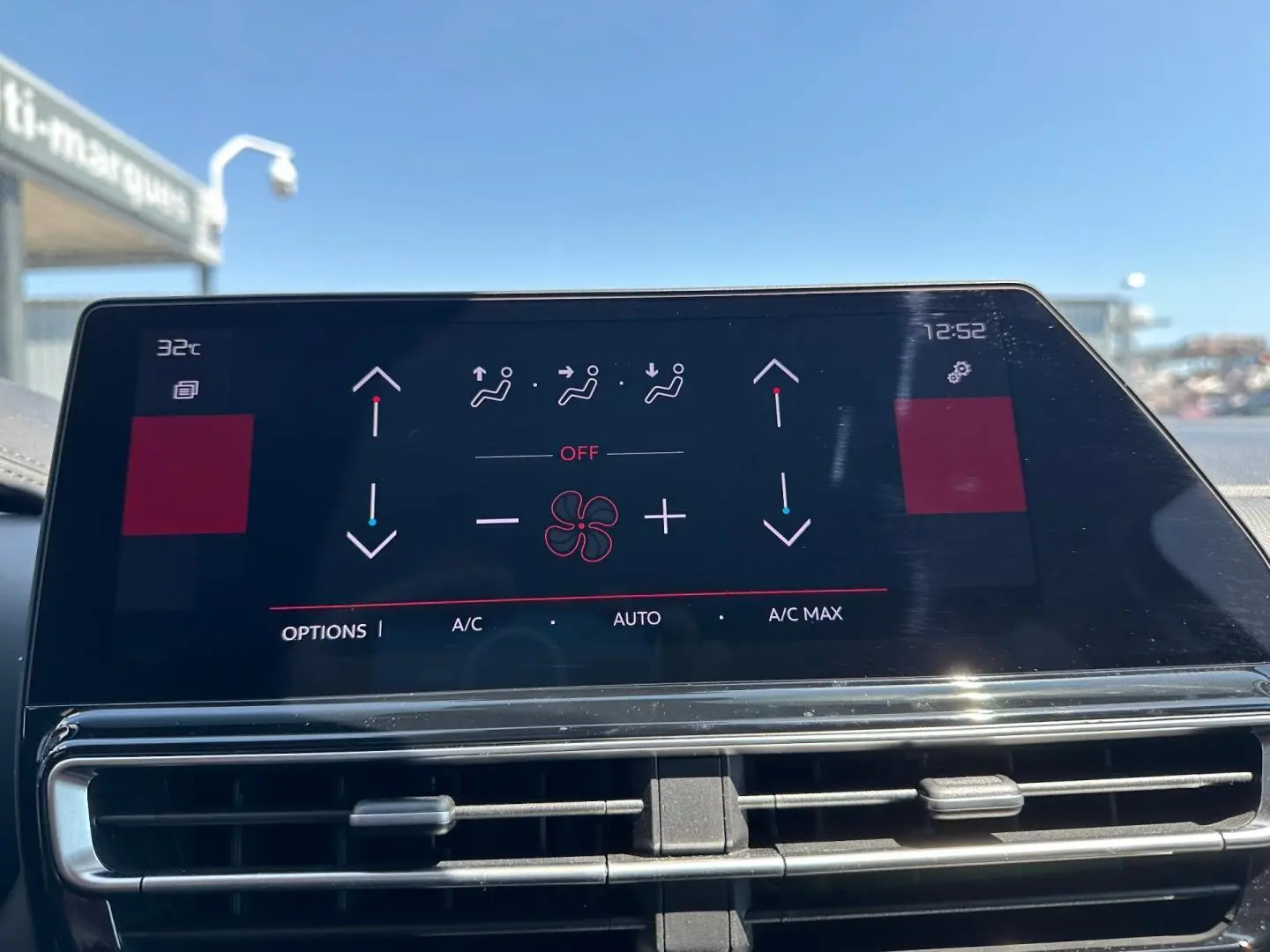 Écran tactile central du tableau de bord du Citroën C5 Aircross gris Platinium, affichant les commandes de climatisation.