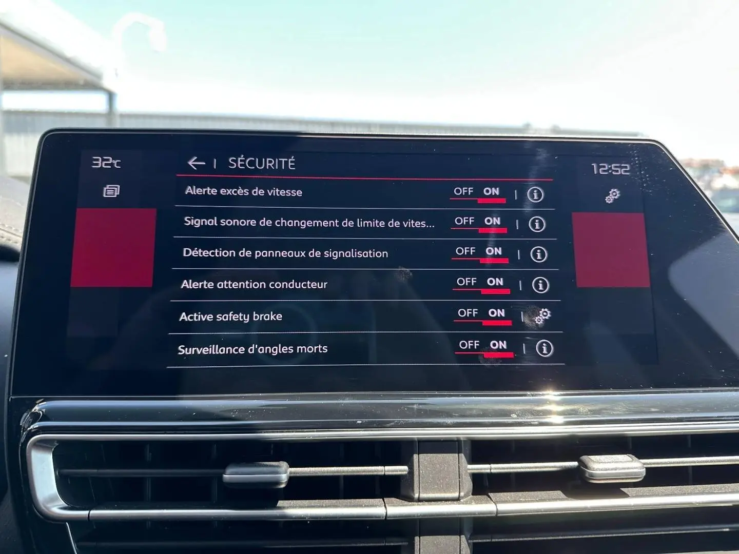 Écran tactile intérieur du Citroën C5 Aircross 2025 affichant les réglages de sécurité, vue frontale.