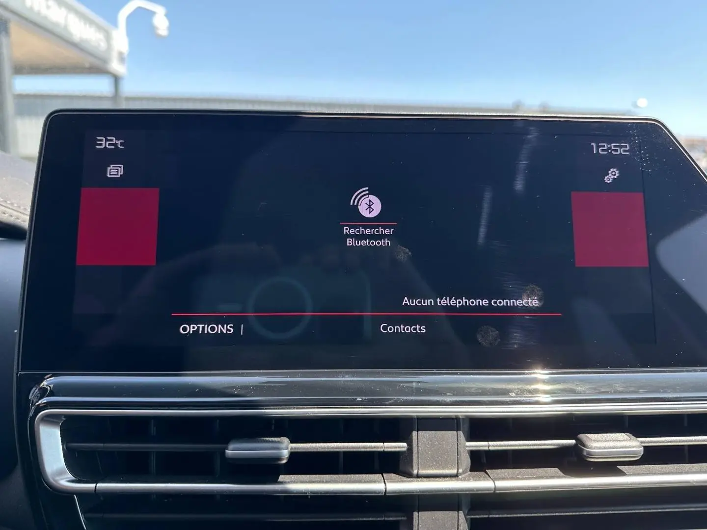 Écran tactile central affichant la recherche Bluetooth dans l’habitacle du Citroën C5 Aircross 2025.
