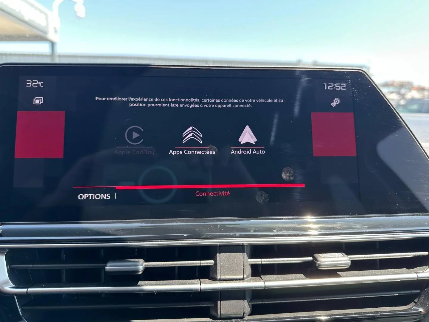 Écran tactile central du tableau de bord du Citroën C5 Aircross 2025 affichant les options de connectivité.