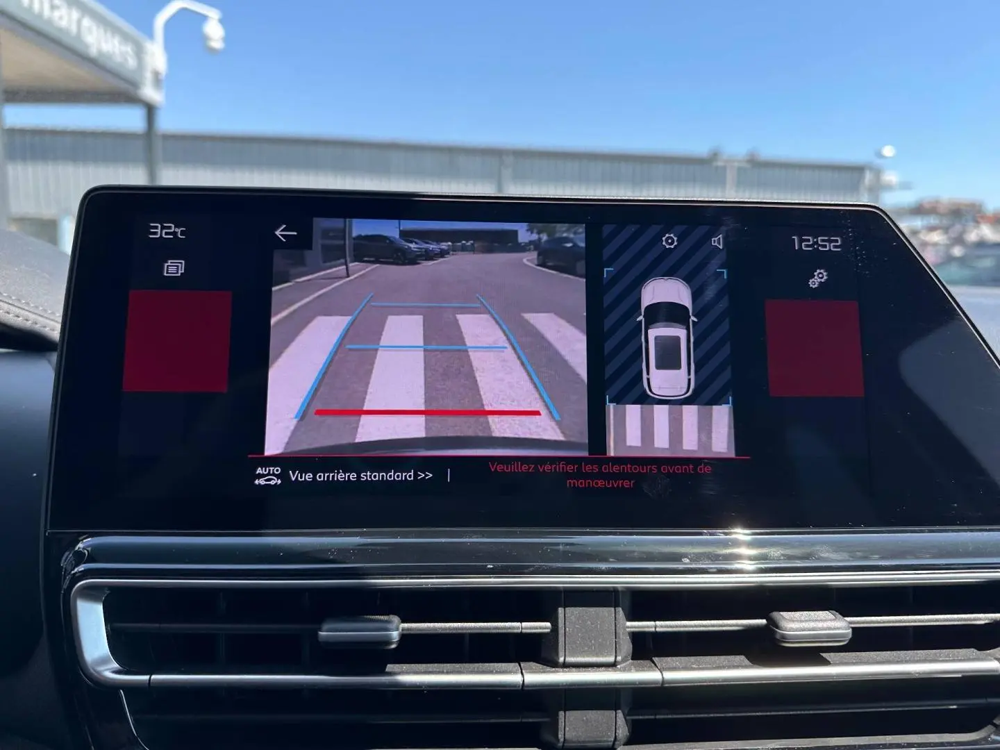 Écran tactile intérieur du Citroën C5 Aircross 2025 montrant la caméra de recul et l'aide au stationnement.