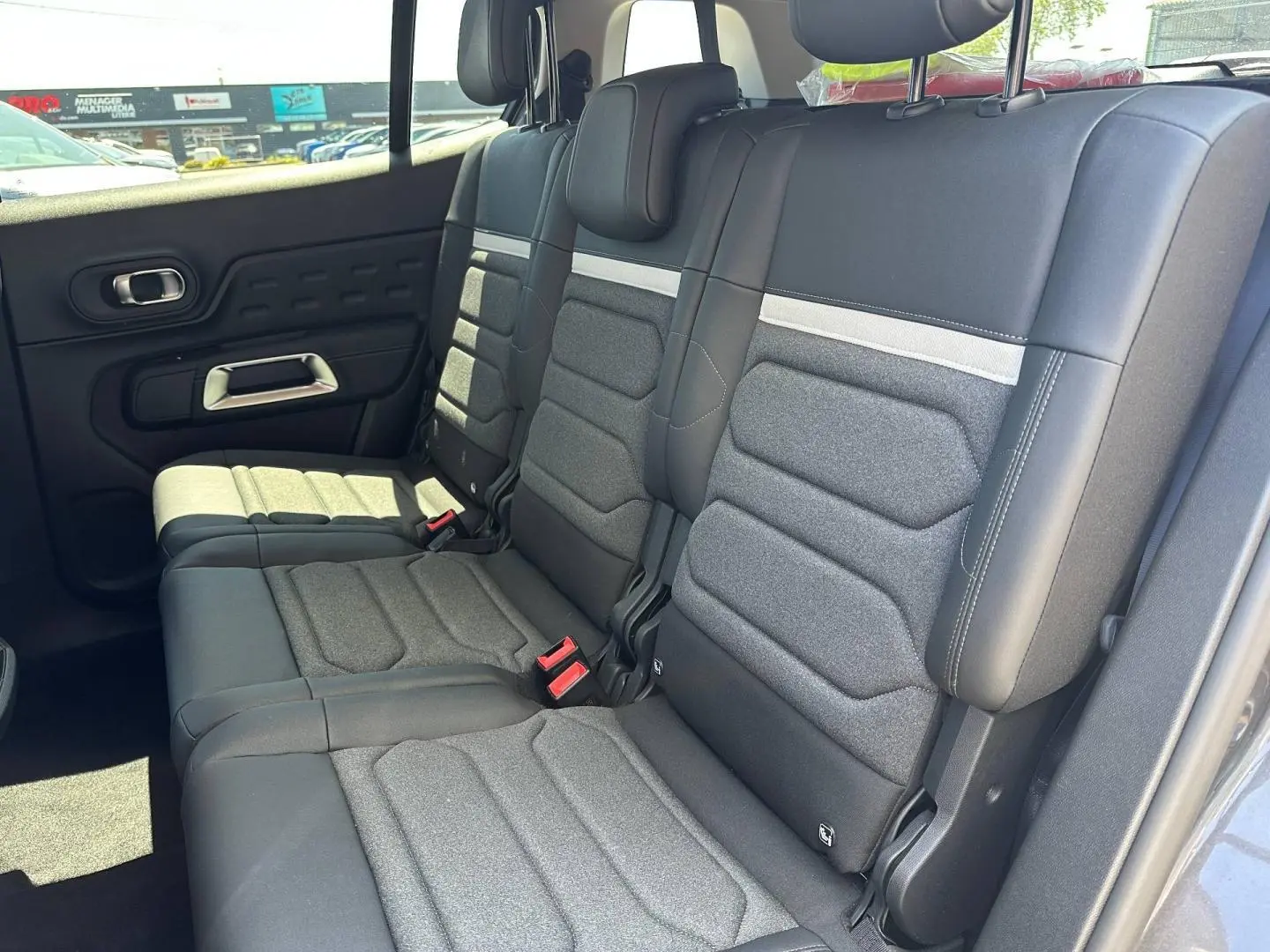 Vue intérieure côté droit sur la 2e rangée de sièges individuels gris foncé du Citroën C5 Aircross 2025.