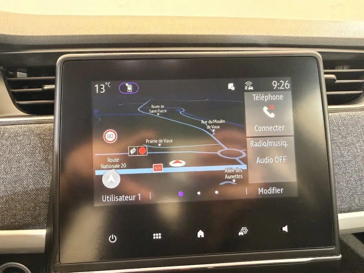 Écran tactile central de la Renault ZOE noire 2024 affichant la navigation avec carte et options multimédia.