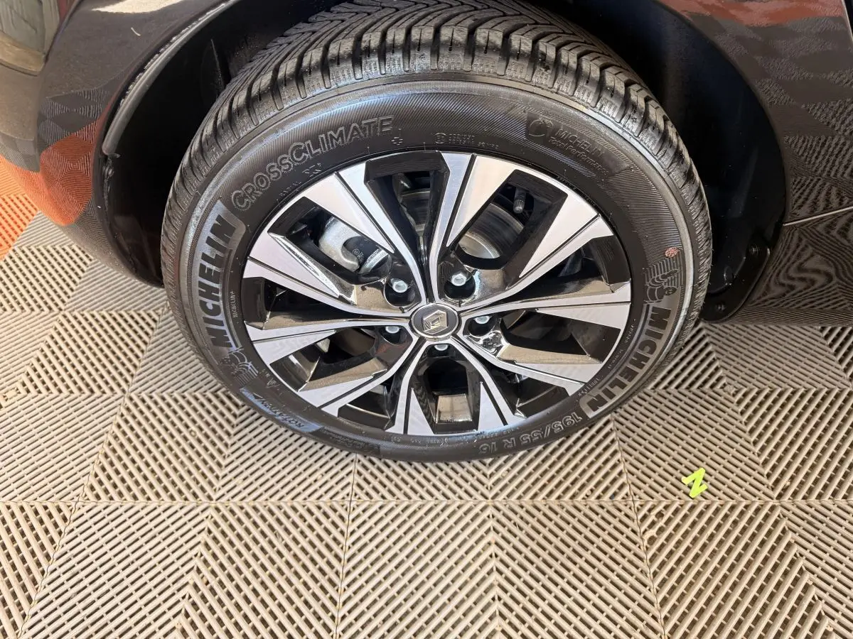Gros plan sur la roue avant gauche noire de la Renault ZOE 2024 avec jante alliage bicolore et pneu Michelin.
