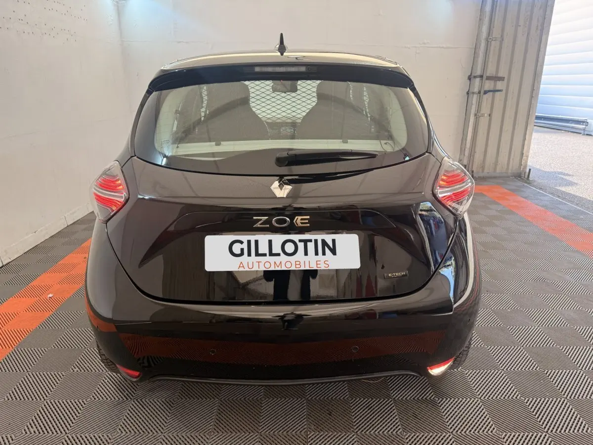 Vue arrière d'une Renault ZOE noire 2024 avec feux LED et logo ZOE bien visibles dans un garage.