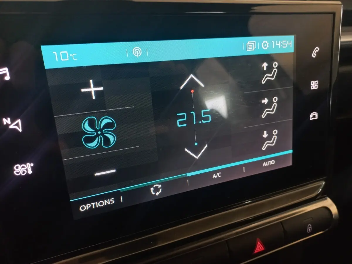 Écran tactile central de la Citroën C3 2024 affichant la climatisation réglée à 21,5°C en mode automatique.