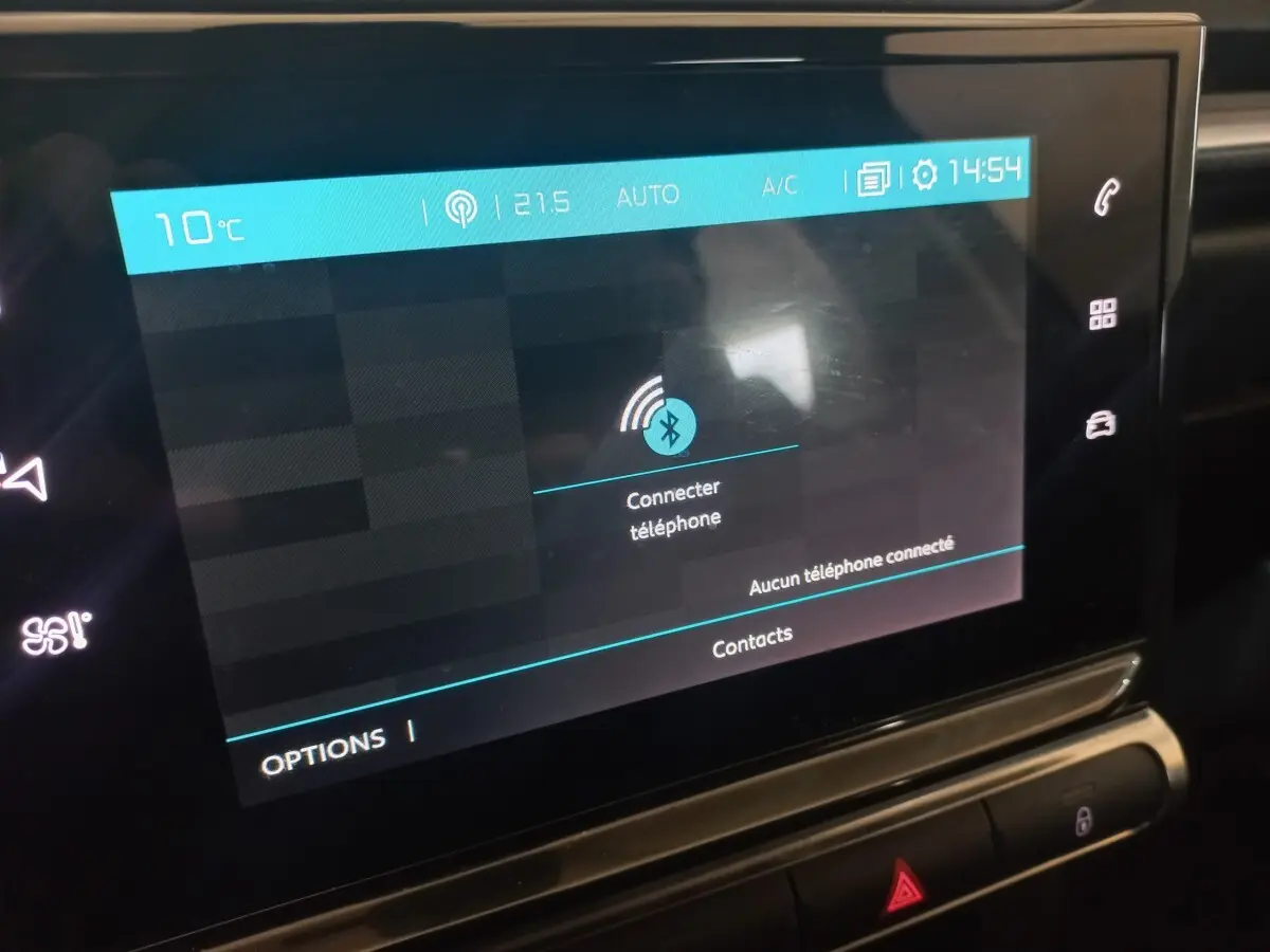 Écran tactile central de la Citroën C3 2024 affichant la connexion Bluetooth et les réglages climatiques.