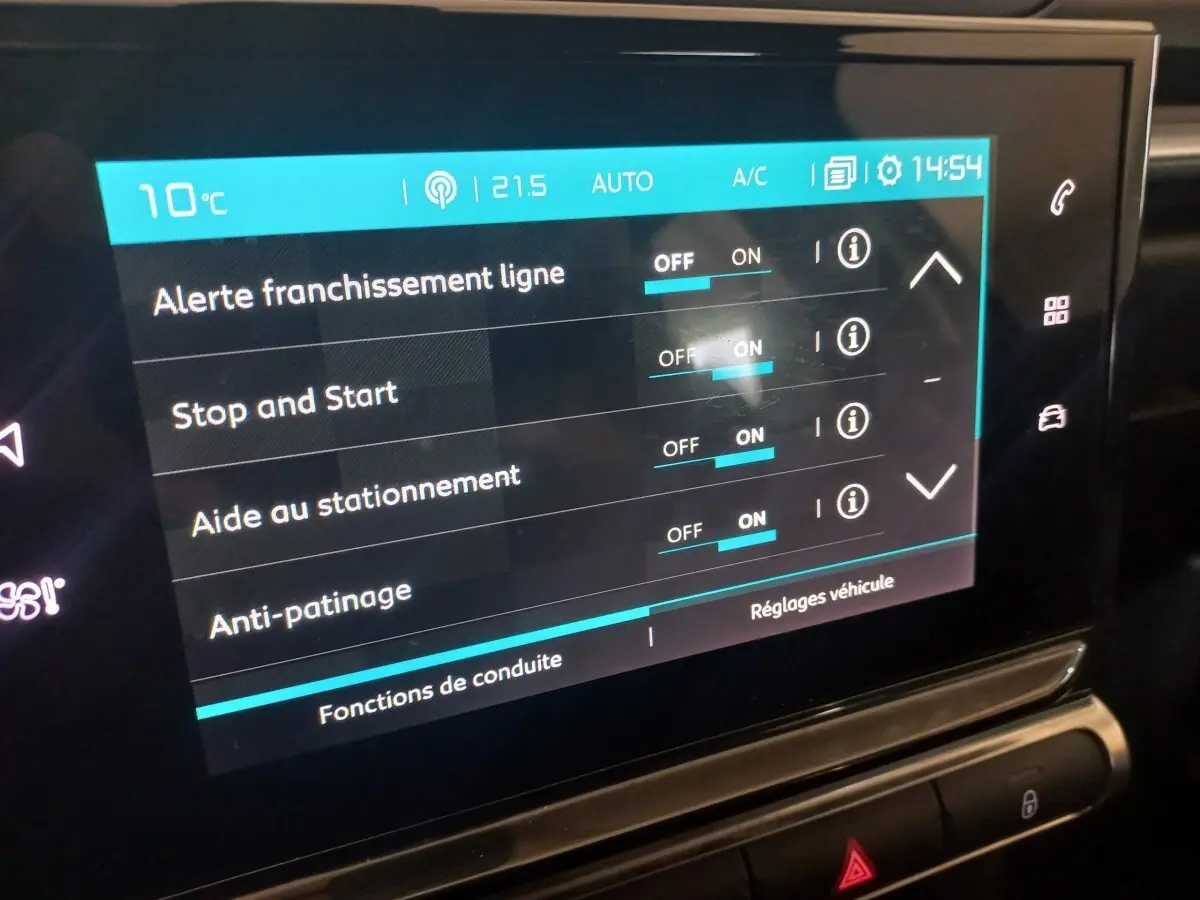 Écran tactile central de la Citroën C3 noir 2024 affichant les réglages d’aide à la conduite.