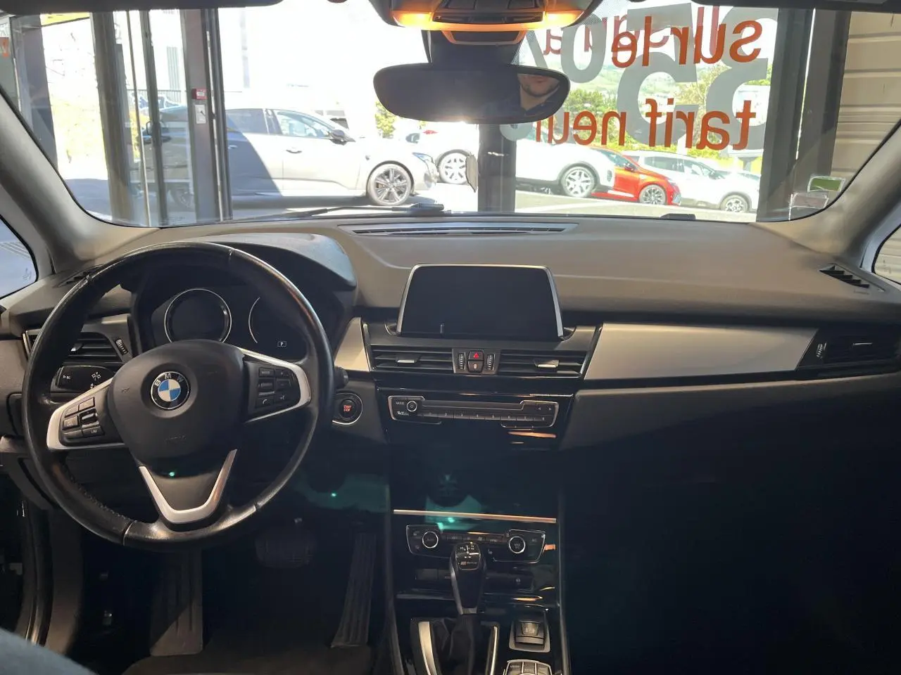 Intérieur de BMW Série 2 225xe Active Tourer 2018, vue frontale du tableau de bord avec volant multifonction noir.