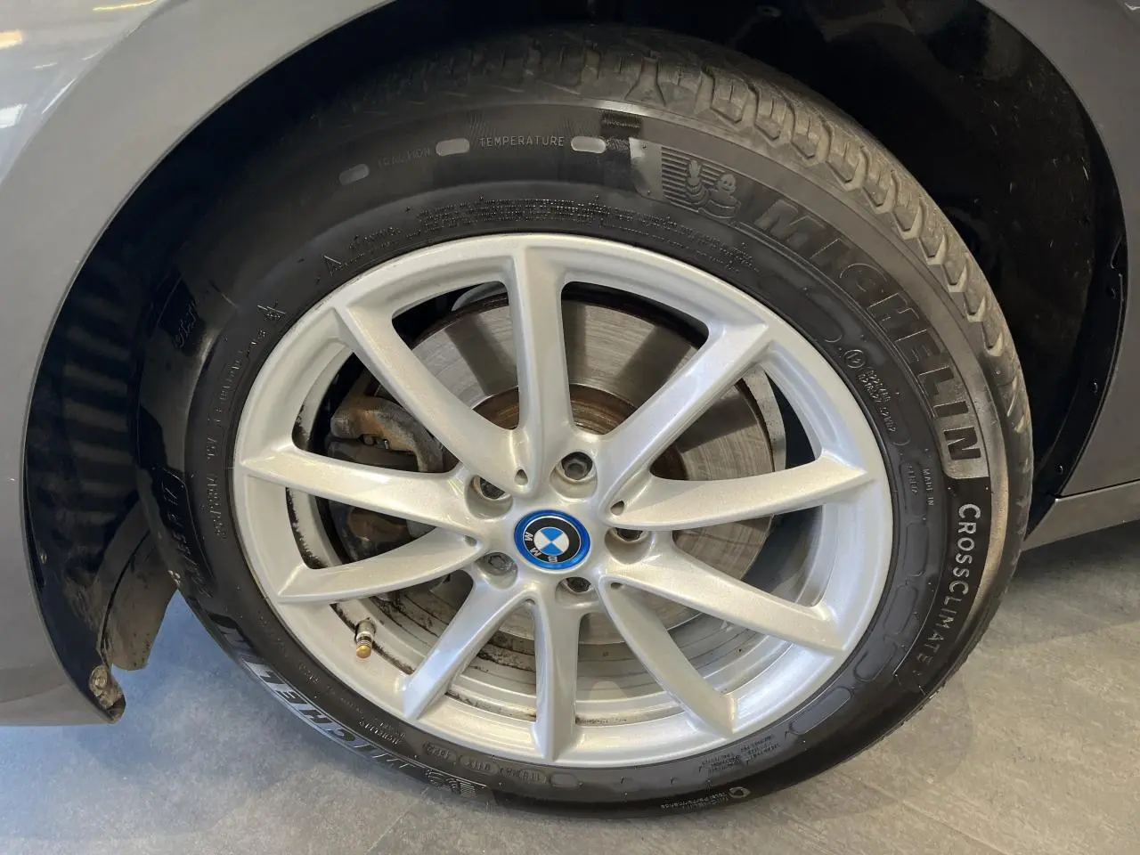 Gros plan sur la roue avant gauche grise d'une BMW Série 2 225xe Active Tourer avec jante alliage et pneu Michelin.