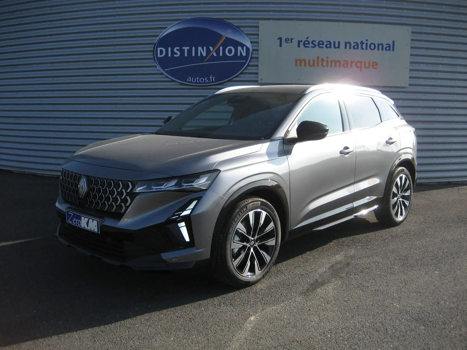Renault Austral gris schiste en 3/4 avant droit, mettant en valeur sa calandre distinctive et ses jantes bi-ton.