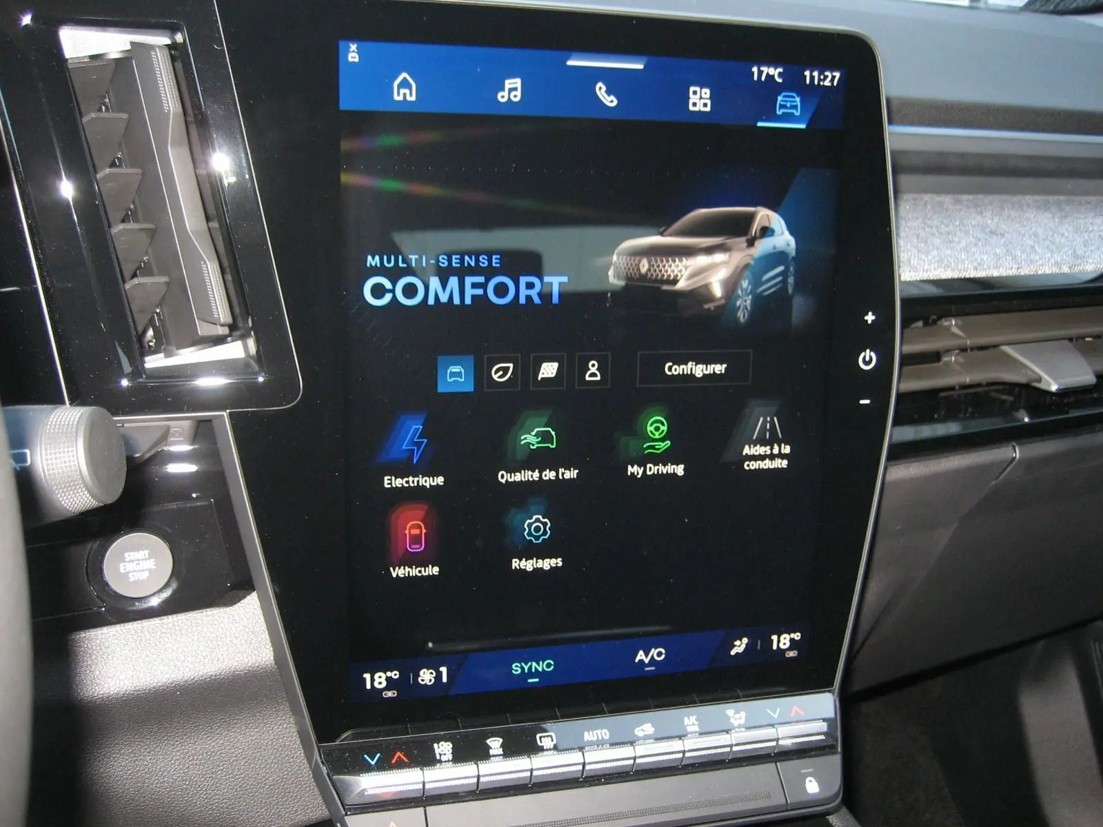 Écran tactile central du tableau de bord du Renault Austral gris schiste, affichant le mode Multi-Sense Comfort.