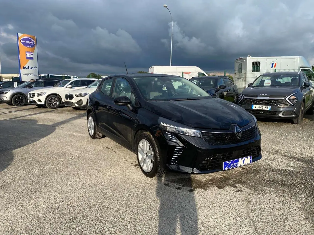 Renault Clio 1.5 Blue dCi noir étoilé vue 3/4 avant, avec phares LED et calandre noire brillante.