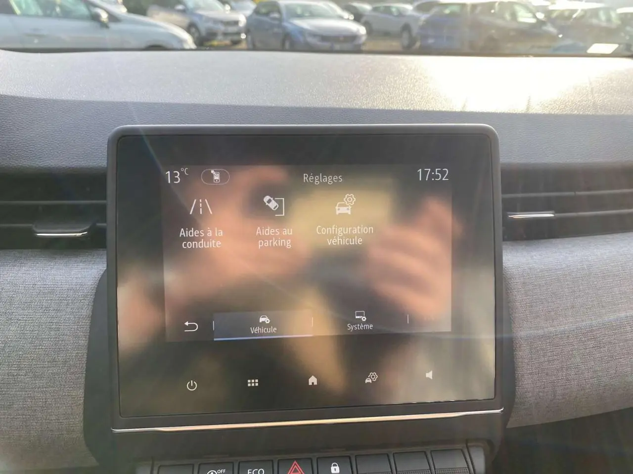 Écran tactile central de la Renault Clio 2025 affichant les réglages d’aide à la conduite et au parking, intérieur gris.