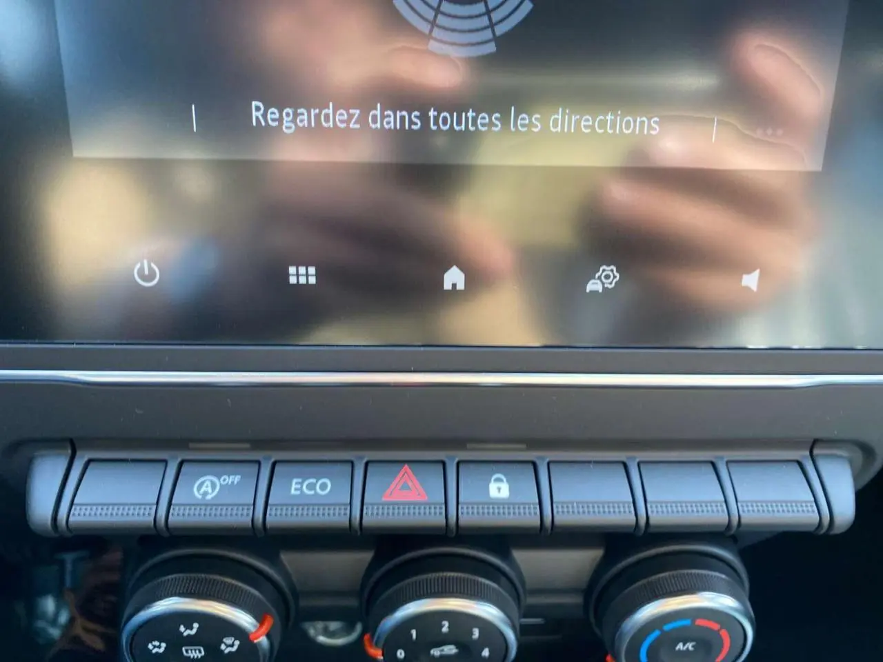 Gros plan sur la console centrale de la Renault Clio 1.5 Blue dCi 2025, avec commandes climatisation et boutons fonctionnels.