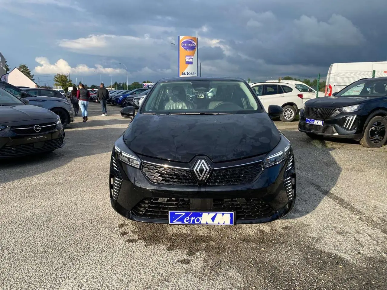 Renault Clio 1.5 Blue dCi 2025 noir étoilé vue de face avec calandre et phares LED distinctifs.