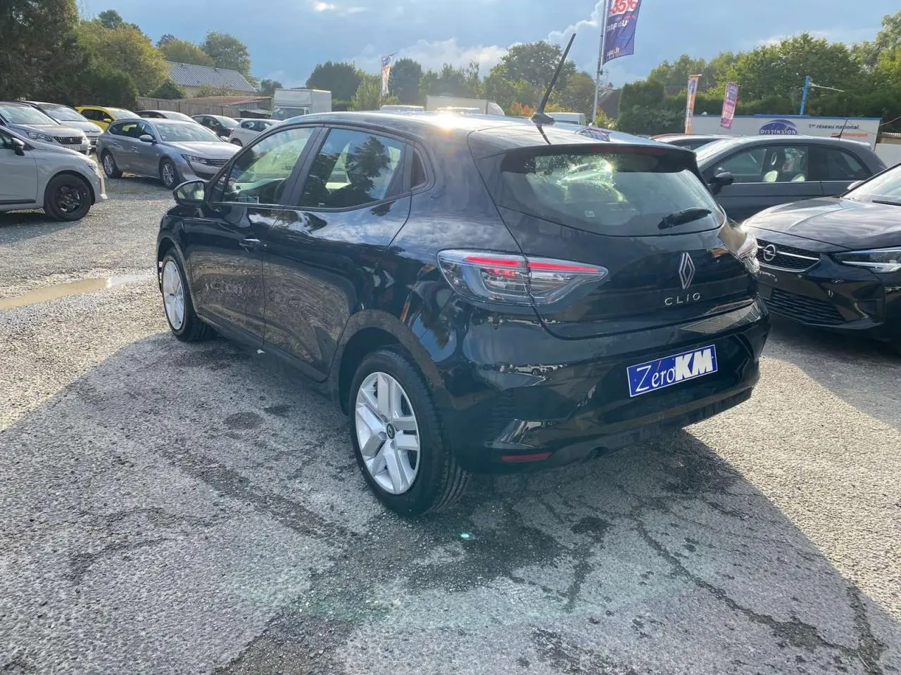 Vue 3/4 arrière droite d'une Renault Clio noire étoile 2025, avec feux LED et jantes alliage visibles.