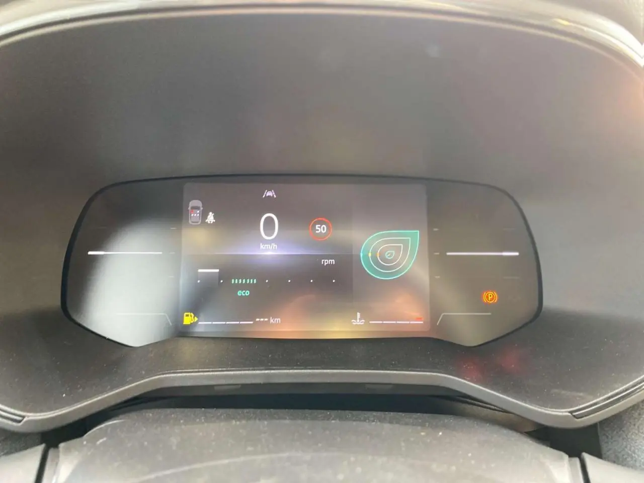 Tableau de bord numérique de la Renault Clio 1.5 Blue dCi 2025, affichage vitesse, éco et alertes en vue frontale.