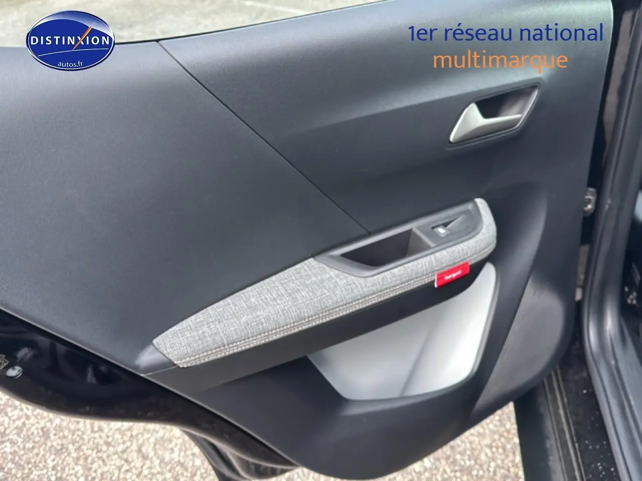 Vue intérieure de la porte avant gauche noire du Citroën C3 Aircross 2025 avec accoudoir gris texturé.