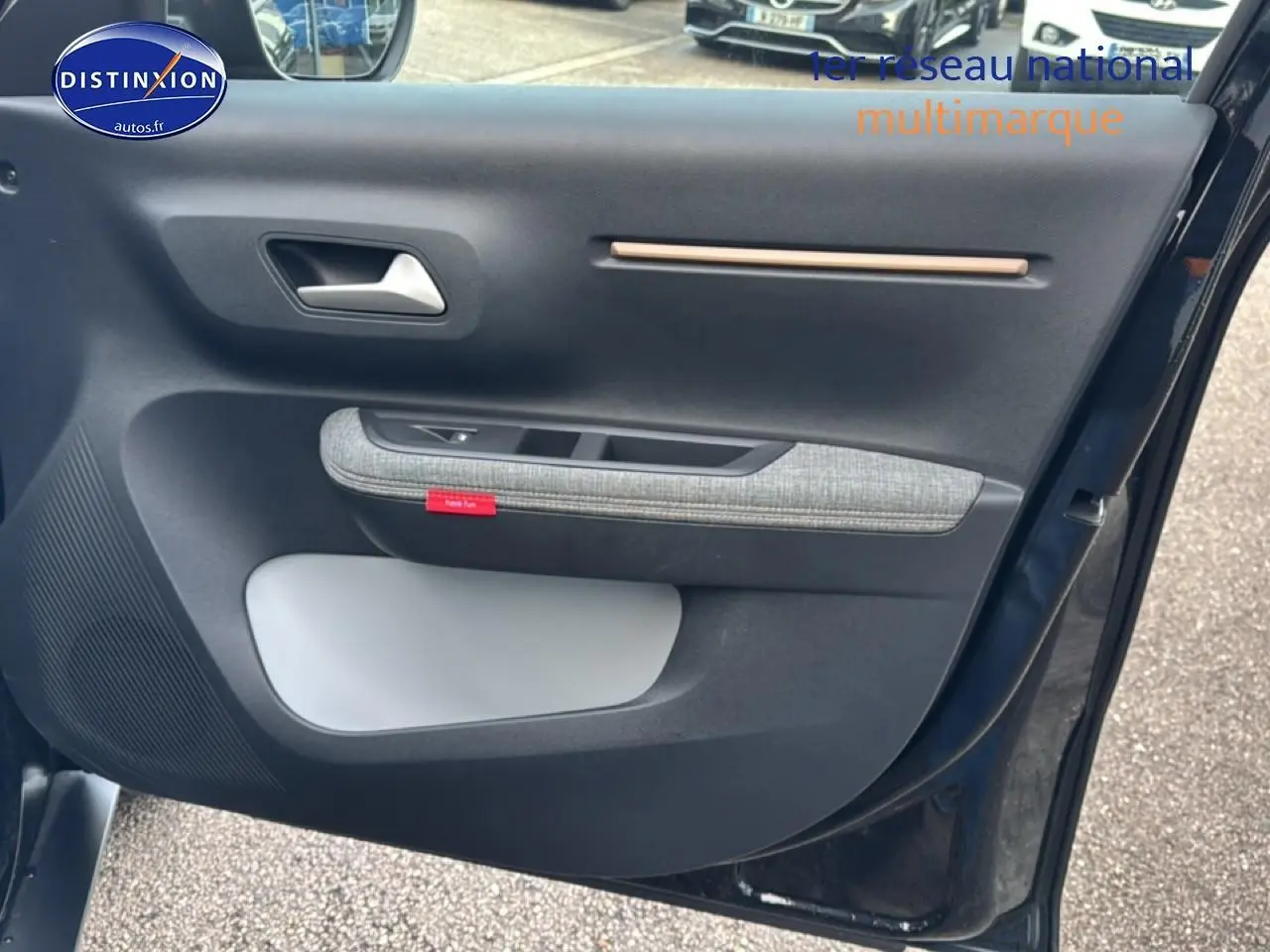 Vue rapprochée de la porte avant gauche noire du Citroën C3 Aircross 2025 avec accoudoir tissu gris et poignée argentée.