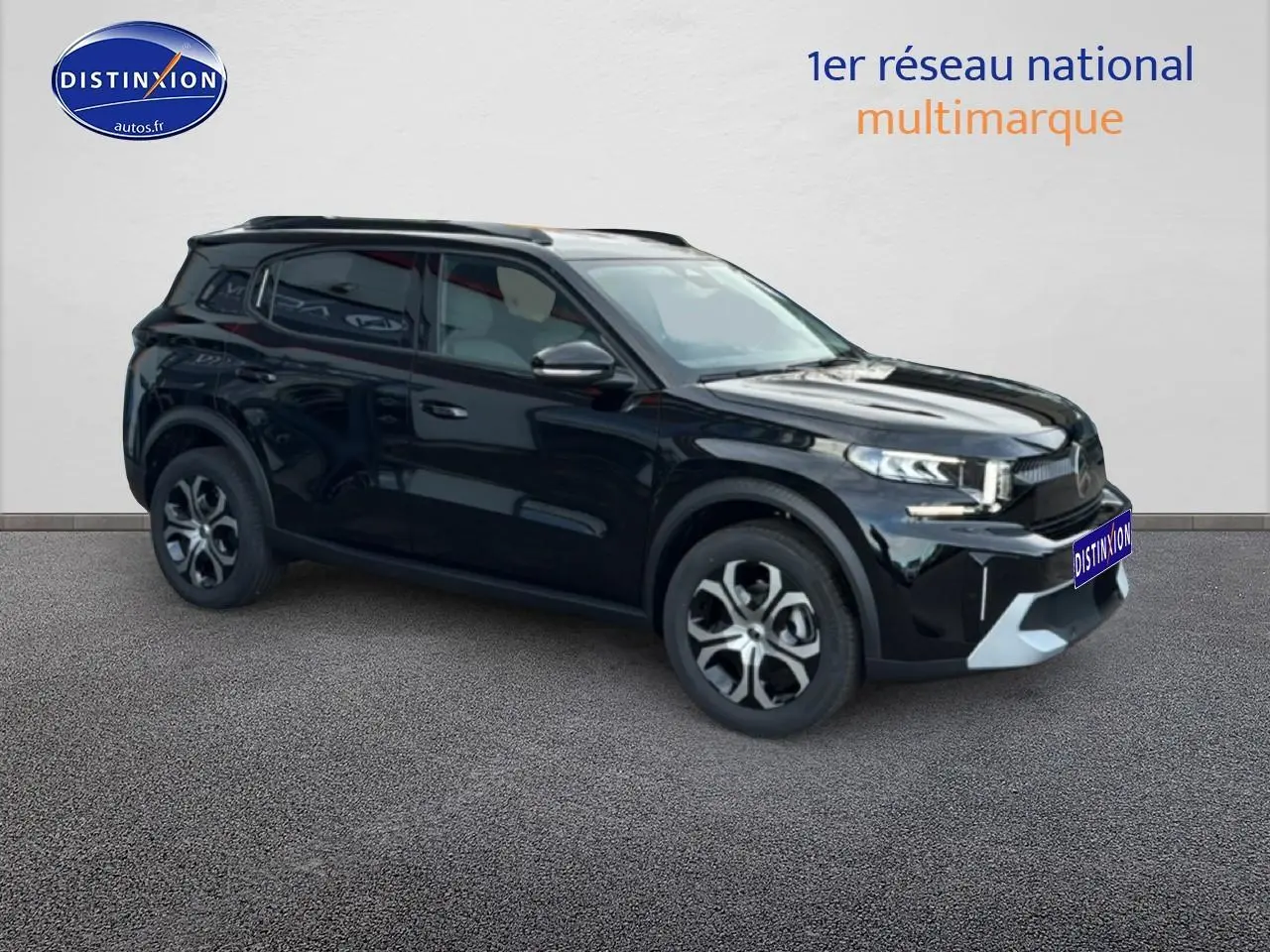 Vue 3/4 avant droite d'un Citroën C3 Aircross noir 2025 avec jantes 17 pouces et phares LED.