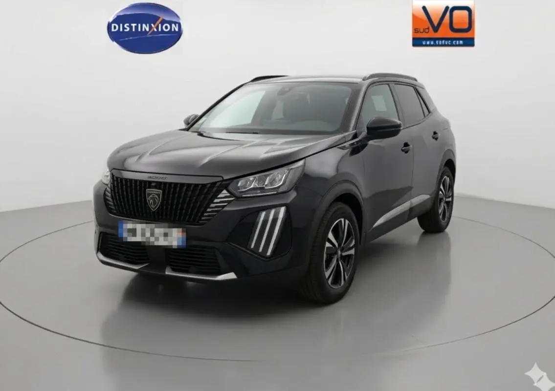 Peugeot 2008 Hybrid 145 e-DCS6 Allure noir en 3/4 avant droit avec calandre noire et feux LED verticaux distinctifs.