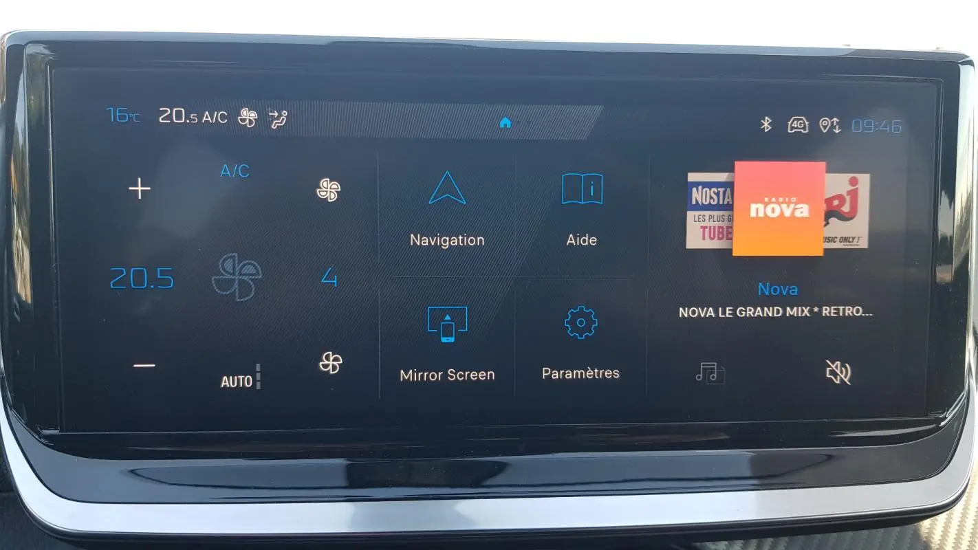 Écran tactile central du Peugeot 2008 Hybrid 145 Allure affichant la climatisation et les options multimédia.