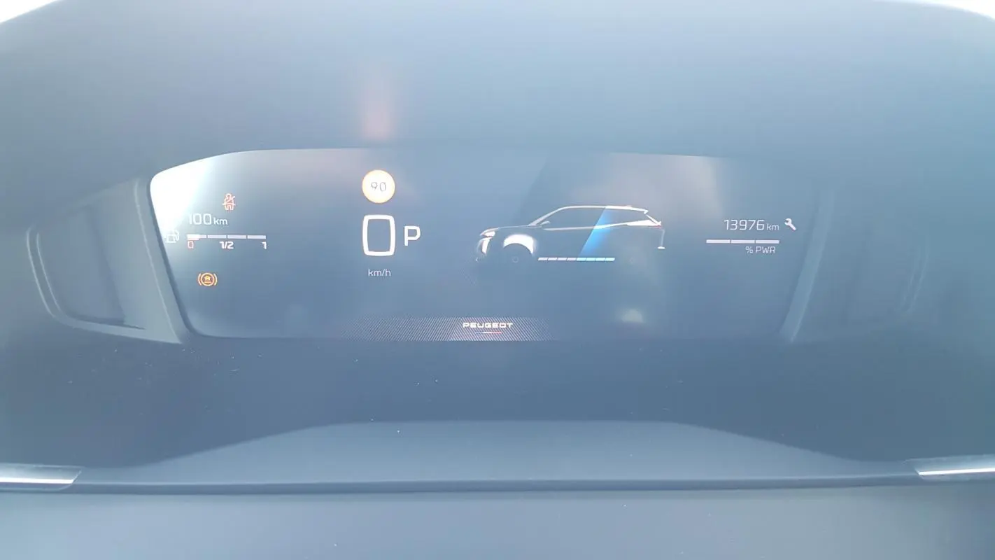 Affichage numérique du tableau de bord du Peugeot 2008 Hybrid 145, montrant la vitesse à 0 km/h et l'autonomie restante.