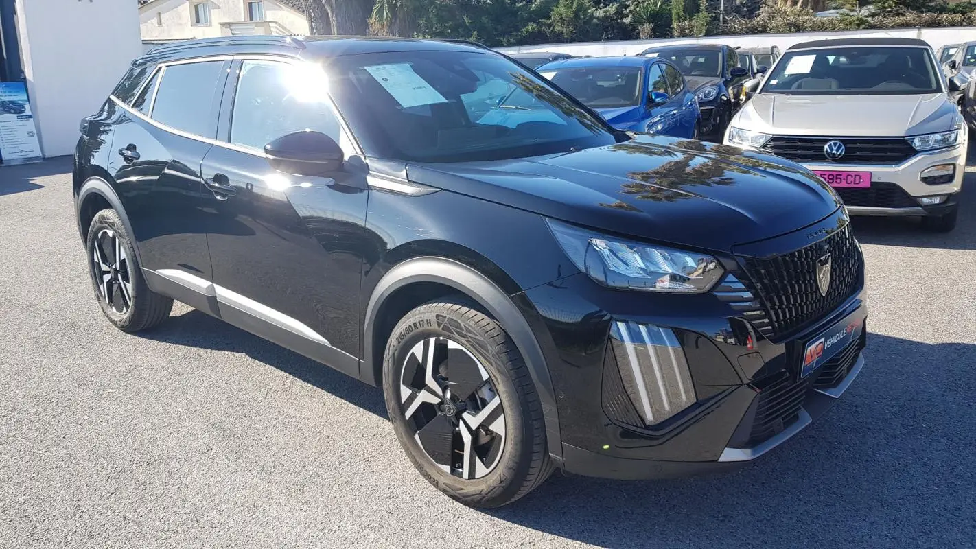 Peugeot 2008 Hybrid 145 Allure noir en 3/4 avant droit, avec jantes alliage 17 pouces et calandre distinctive.