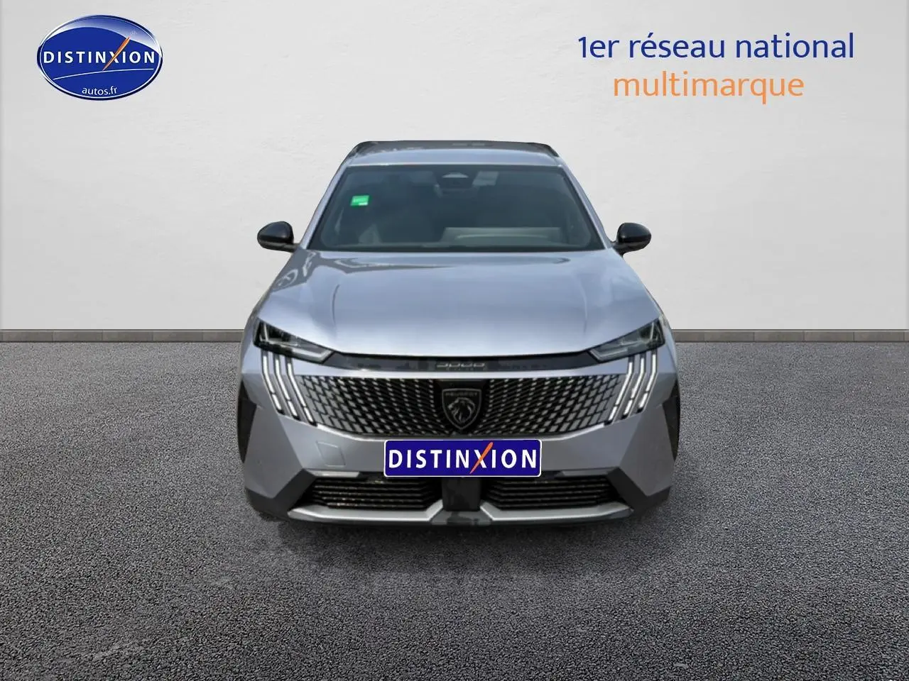 Vue frontale d’un Peugeot 5008 Hybrid 145 allure e-dcs6 gris artense avec calandre distinctive et phares LED.