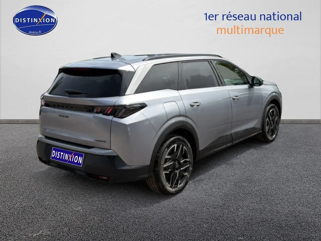 Peugeot 5008 Hybrid 145 allure gris artense en 3/4 arrière droit avec vitres surteintées et jantes alu.