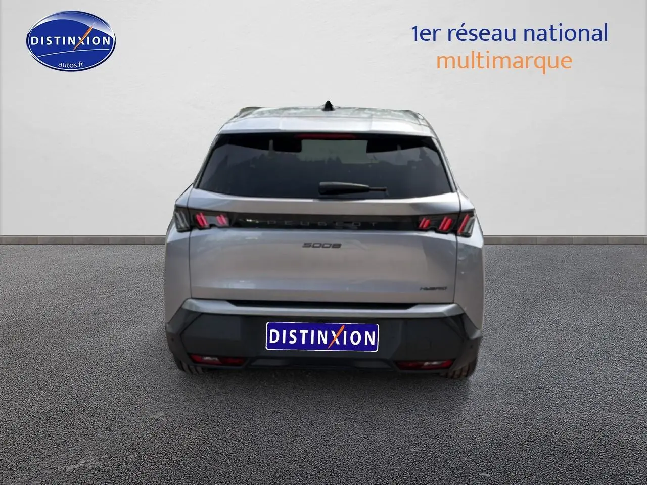 Vue arrière d’un Peugeot 5008 Hybrid 145 allure e-dcs6 gris artense avec feux LED caractéristiques et lunette arrière surteintée.