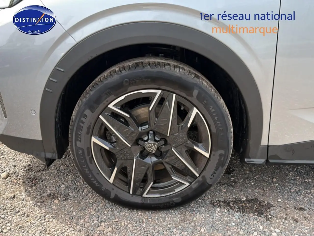 Gros plan sur la roue avant droite et la jante alu du Peugeot 5008 gris artense.