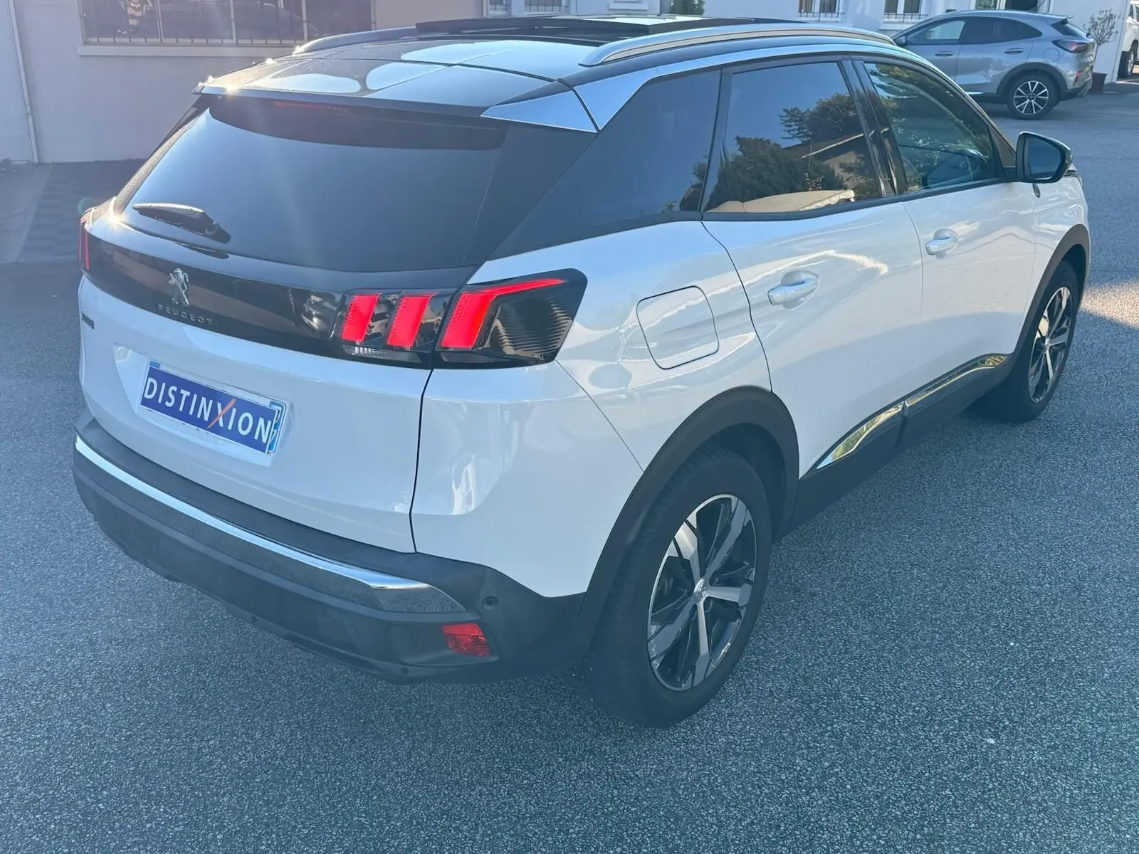 Intérieur du Peugeot 3008 2019 en cuir noir, vue côté conducteur montrant le tableau de bord et la console centrale moderne.