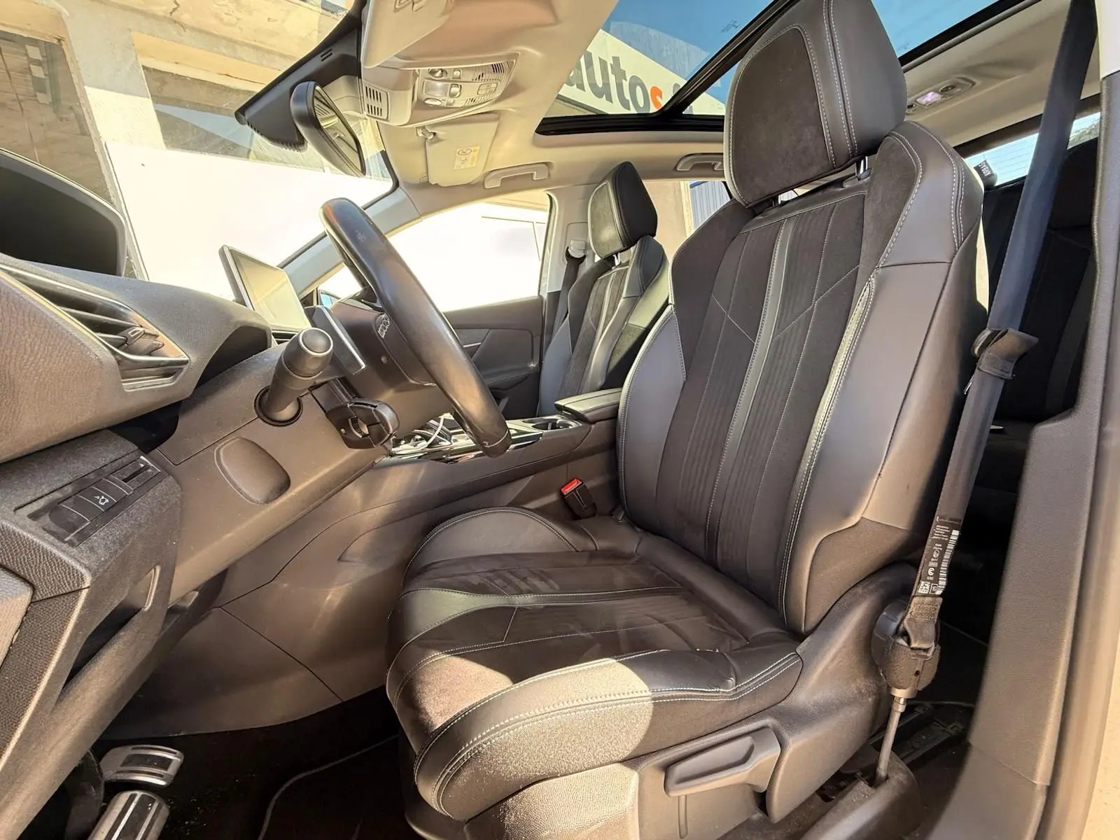 Écran central du Peugeot 3008 blanc nacré de 2019 montrant la caméra de recul avec guidage de trajectoire.