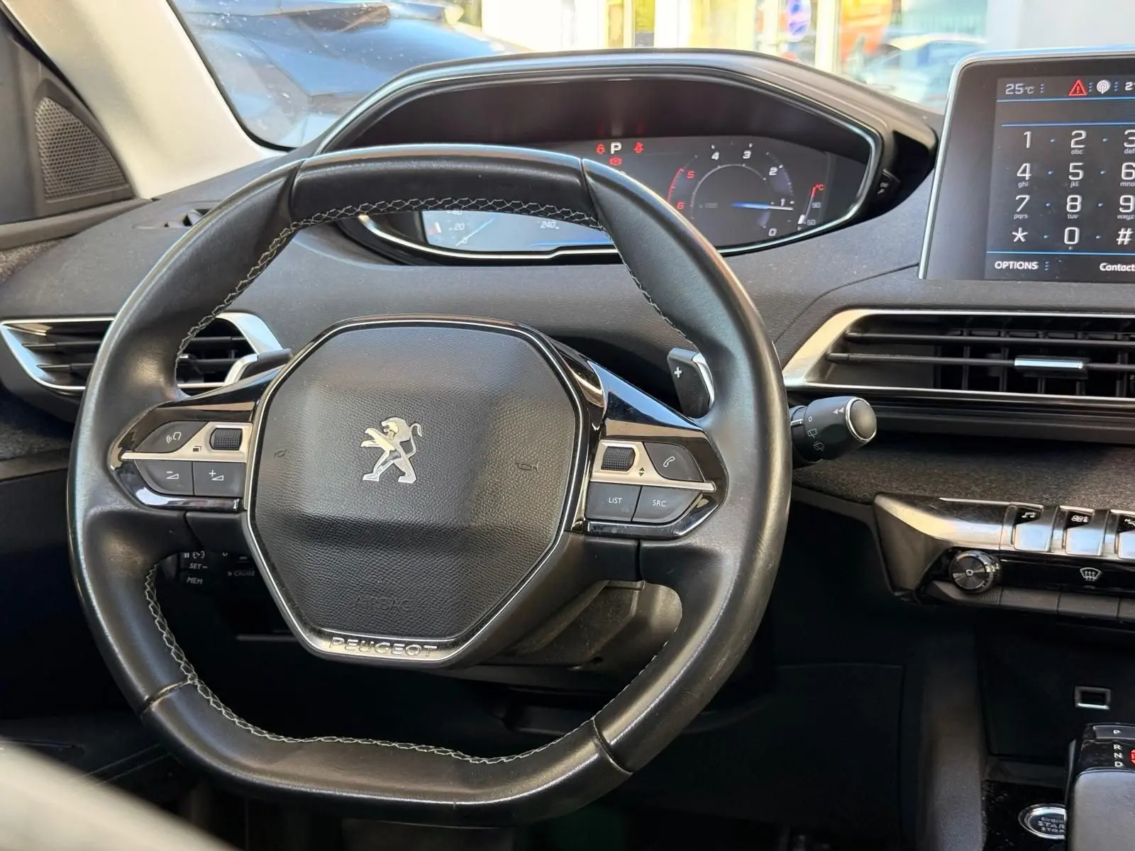 Peugeot 3008 blanc nacré en 3/4 avant droit, avec jantes alliage et calandre noire distinctive.