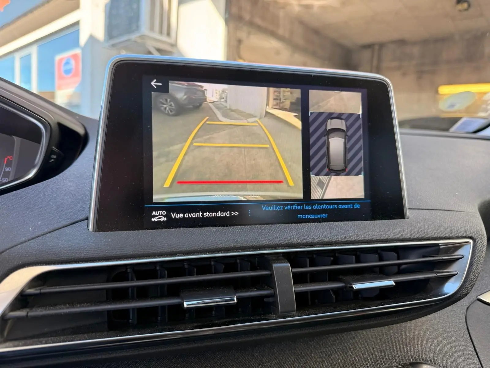 Vue arrière d'un Peugeot 3008 blanc nacré avec feux arrière à trois griffes rouges et plaque Distinxion.