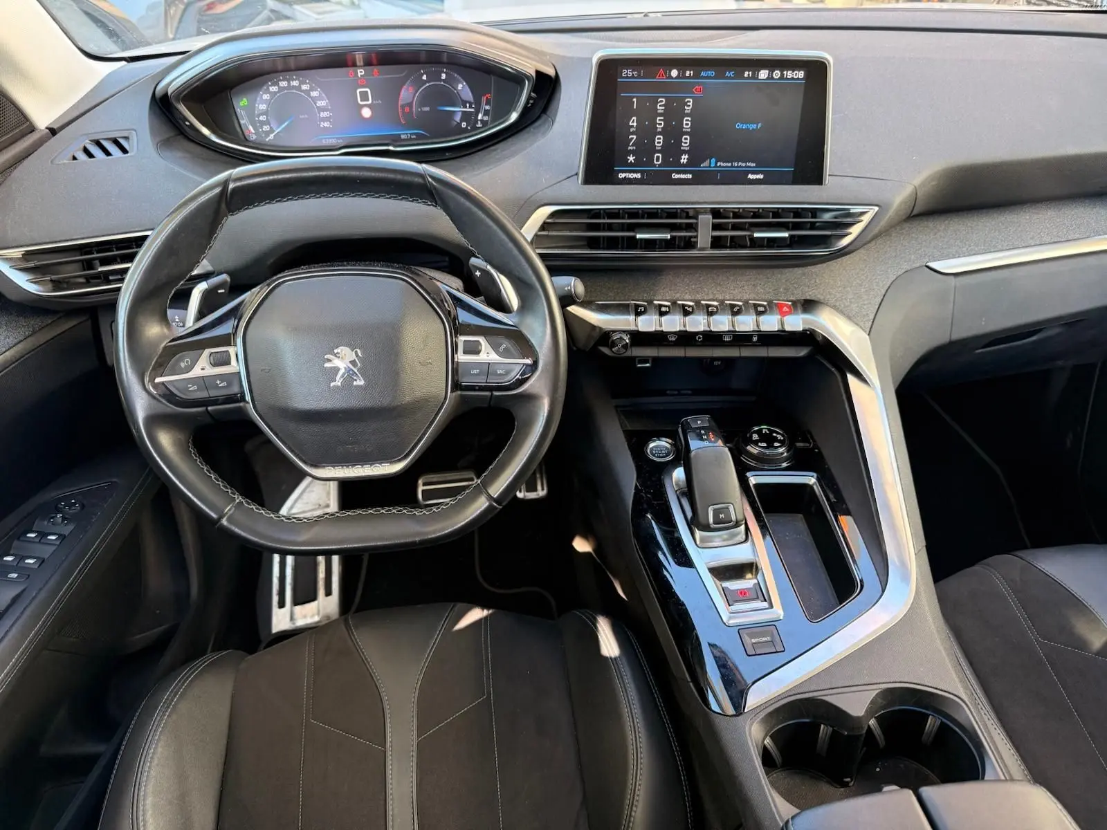 Intérieur côté passager du Peugeot 3008 blanc nacré 2019, avec console centrale moderne et siège en cuir noir.