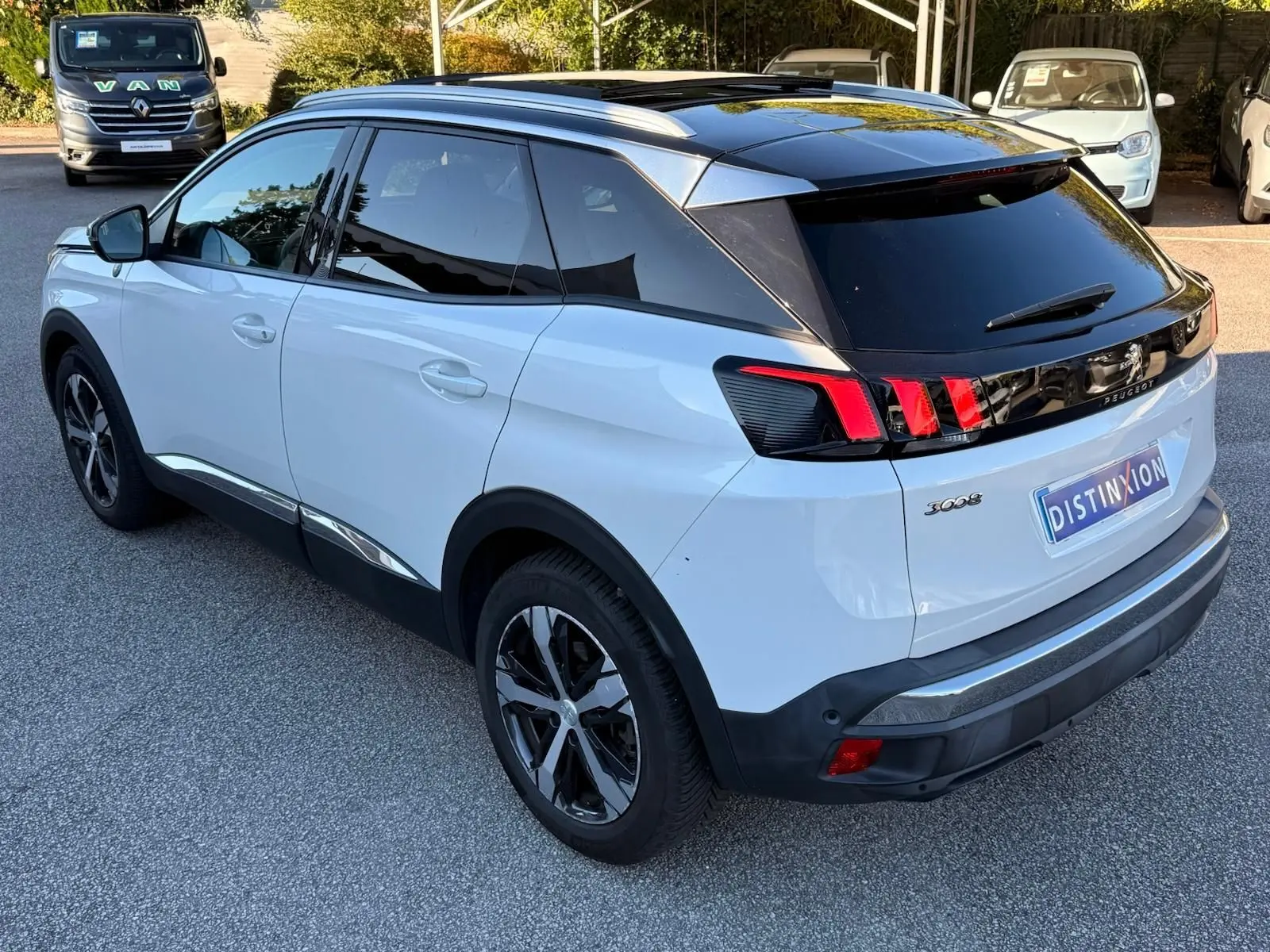 Peugeot 3008 blanc nacré vue 3/4 avant droit avec toit noir et jantes alliage distinctives.