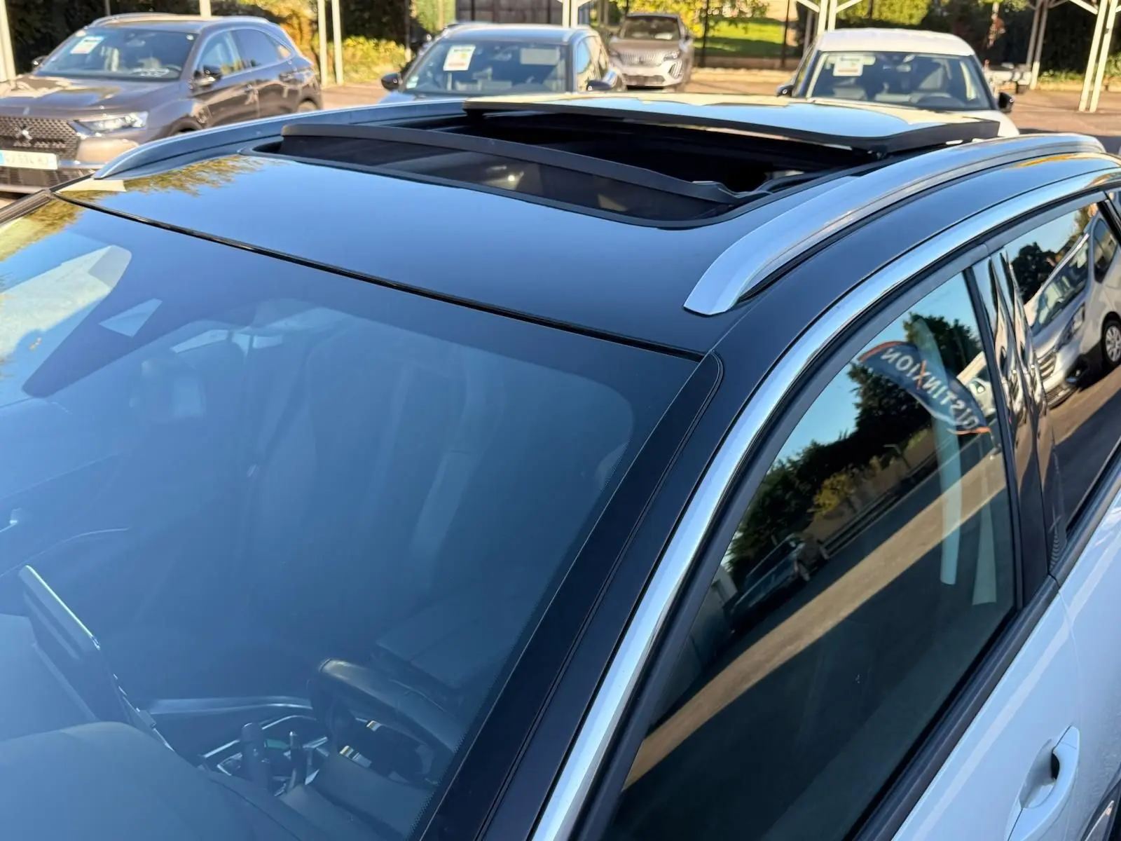 Intérieur du Peugeot 3008 2019, vue du poste de conduite avec volant cuir, tableau de bord numérique et console centrale moderne.