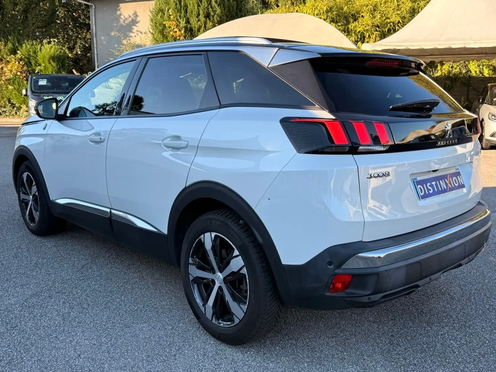Vue intérieure du Peugeot 3008 blanc nacré de 2019, mettant en valeur le toit panoramique et le tableau de bord moderne.