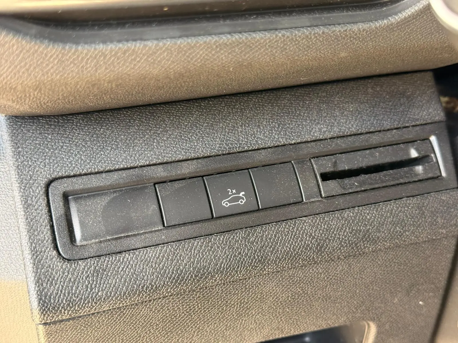 Gros plan sur le rétroviseur droit d'un Peugeot 3008 blanc nacré avec icône d'alerte d'angle mort visible.